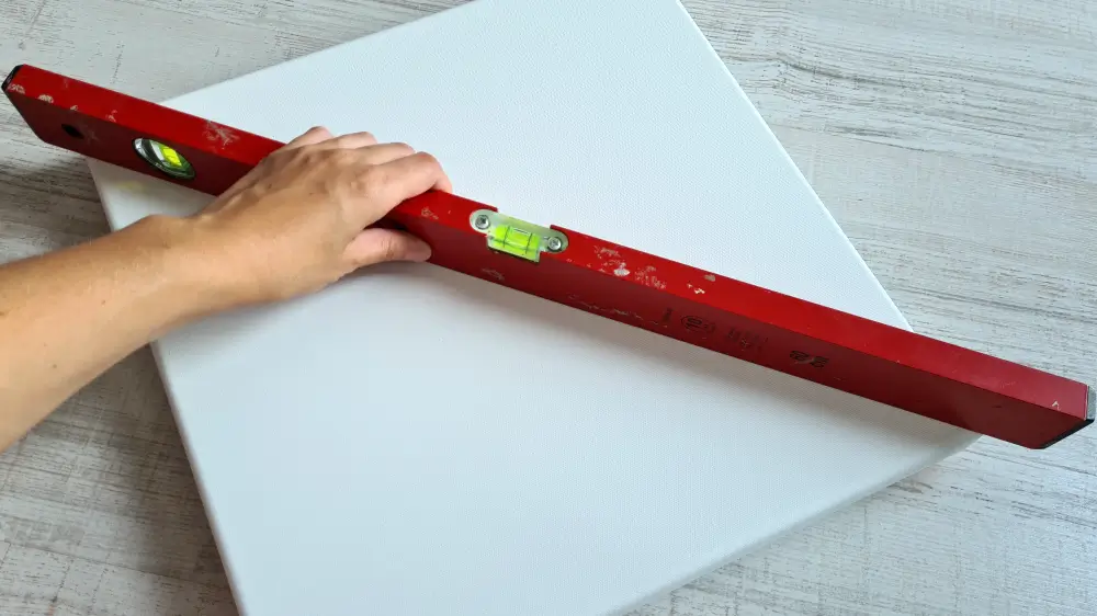 jak przygotować płótno do pouringu - poziomica